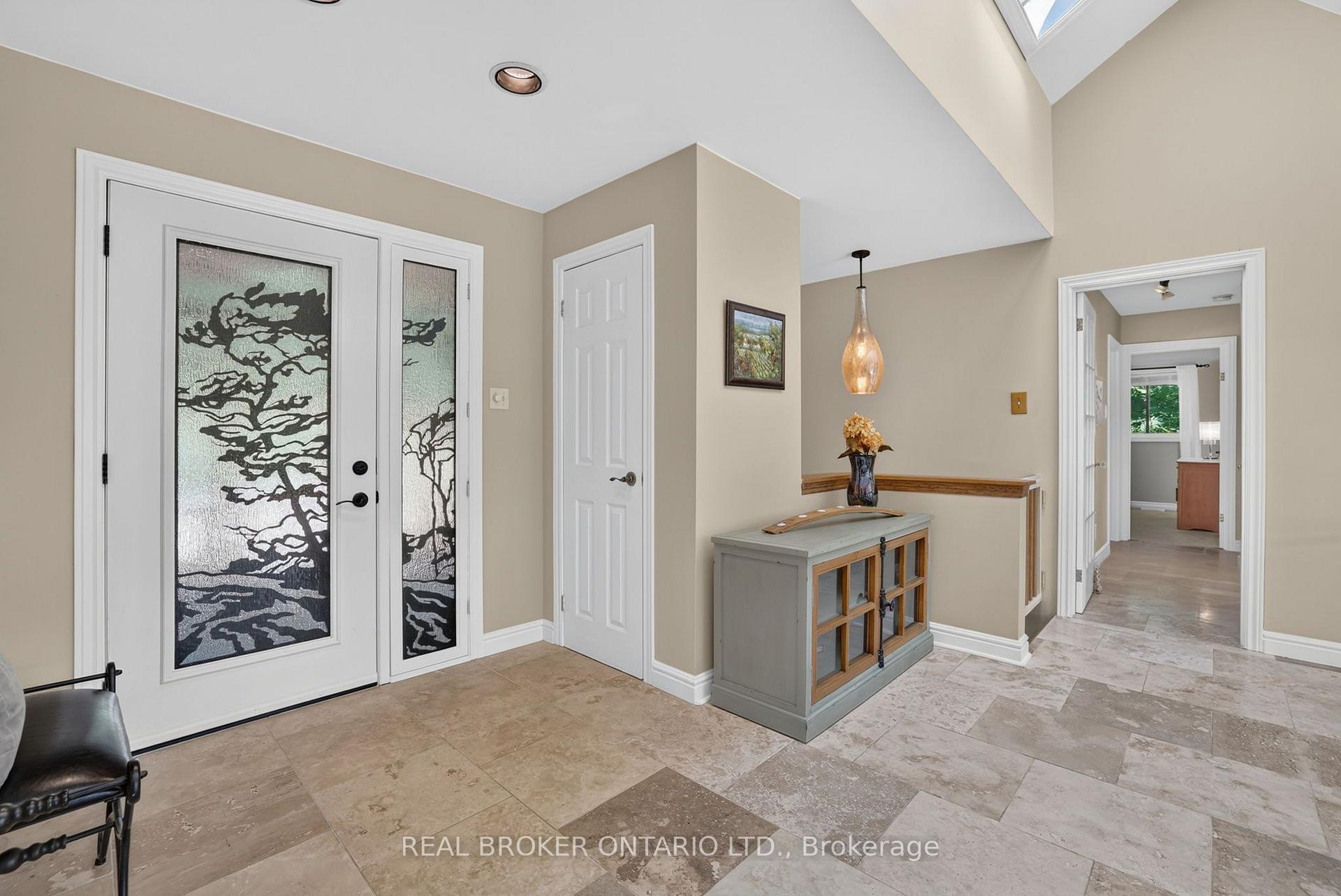 Photo 4 of 20417 Centre Street, East Gwillimbury, Mt Albert — HOMEH