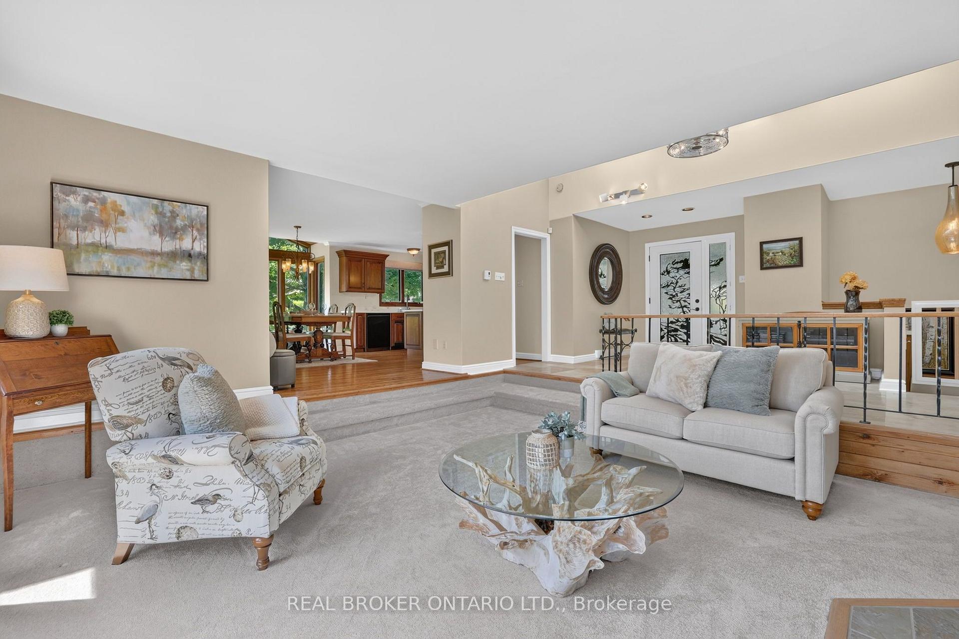 Photo 8 of 20417 Centre Street, East Gwillimbury, Mt Albert — HOMEH