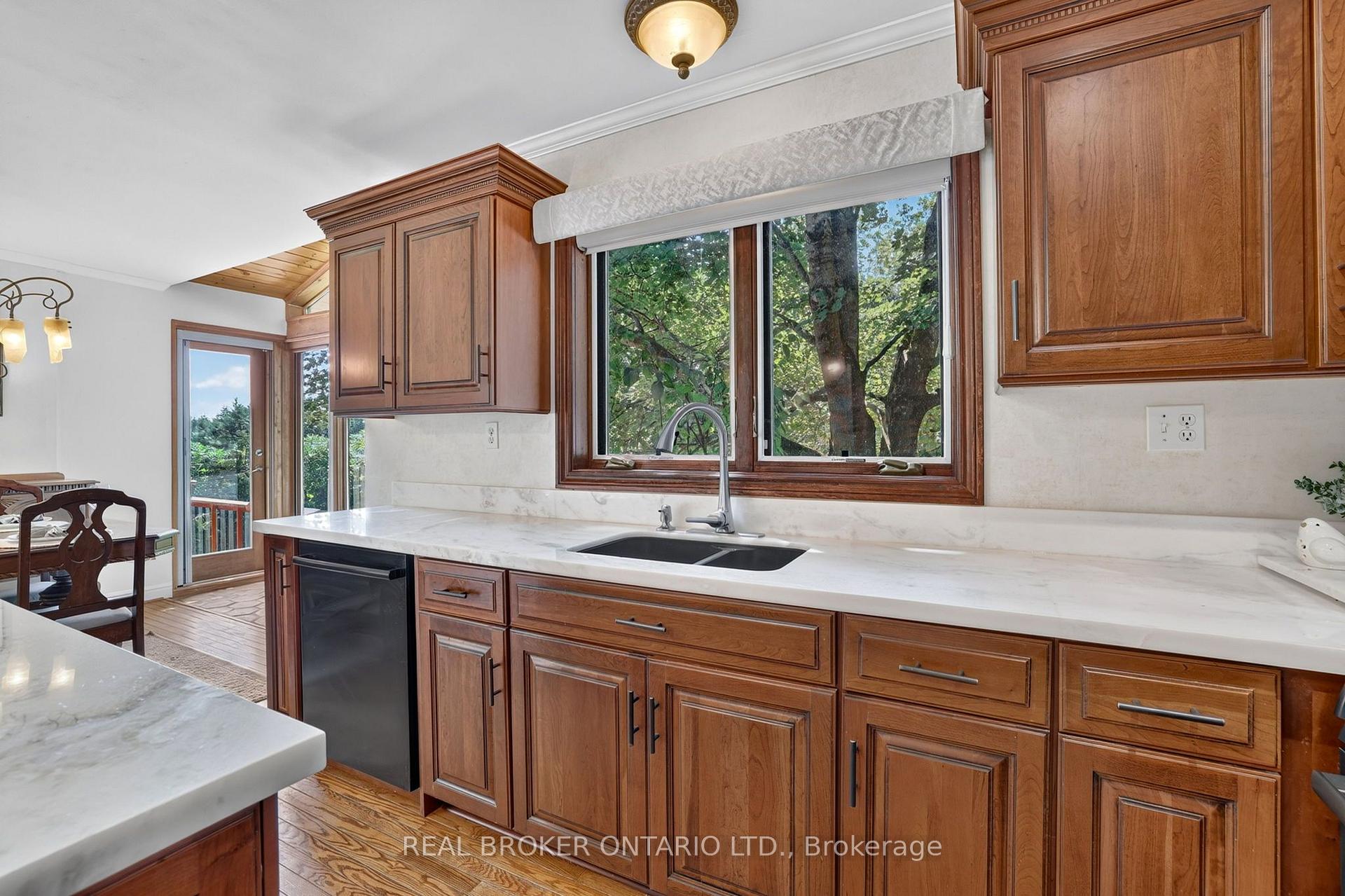 Photo 12 of 20417 Centre Street, East Gwillimbury, Mt Albert — HOMEH