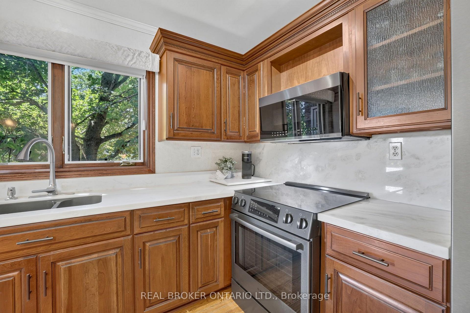 Photo 13 of 20417 Centre Street, East Gwillimbury, Mt Albert — HOMEH