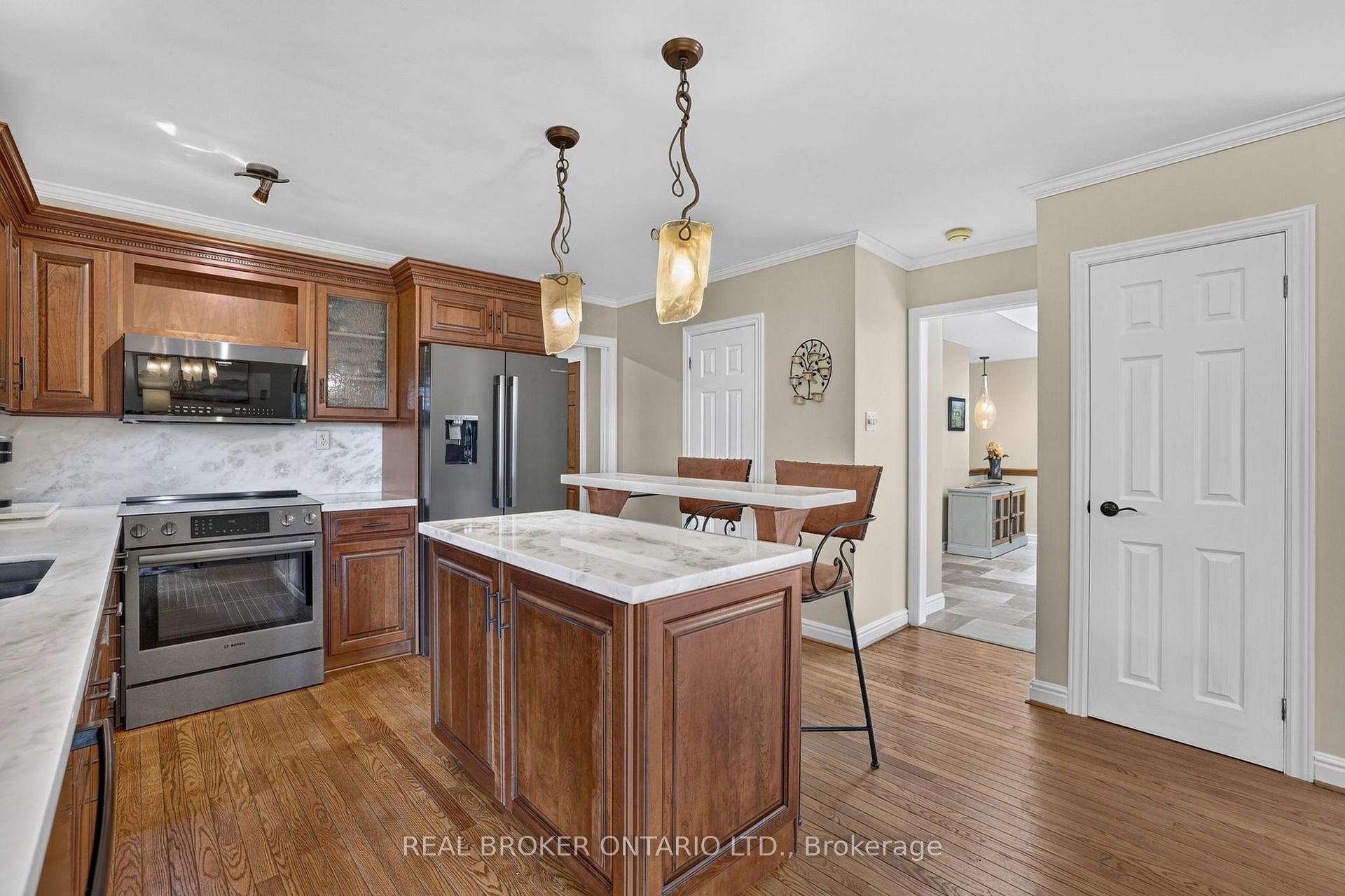 Photo 15 of 20417 Centre Street, East Gwillimbury, Mt Albert — HOMEH