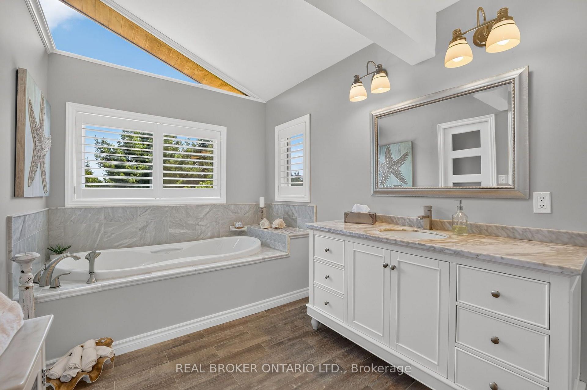 Photo 22 of 20417 Centre Street, East Gwillimbury, Mt Albert — HOMEH