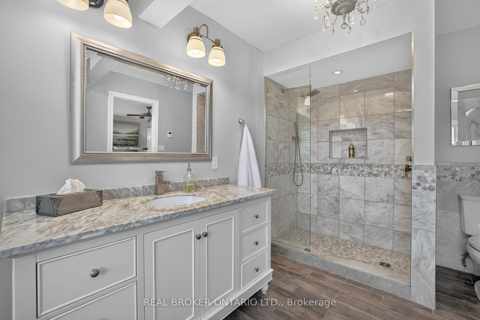 Photo 23 of 20417 Centre Street, East Gwillimbury, Mt Albert — HOMEH