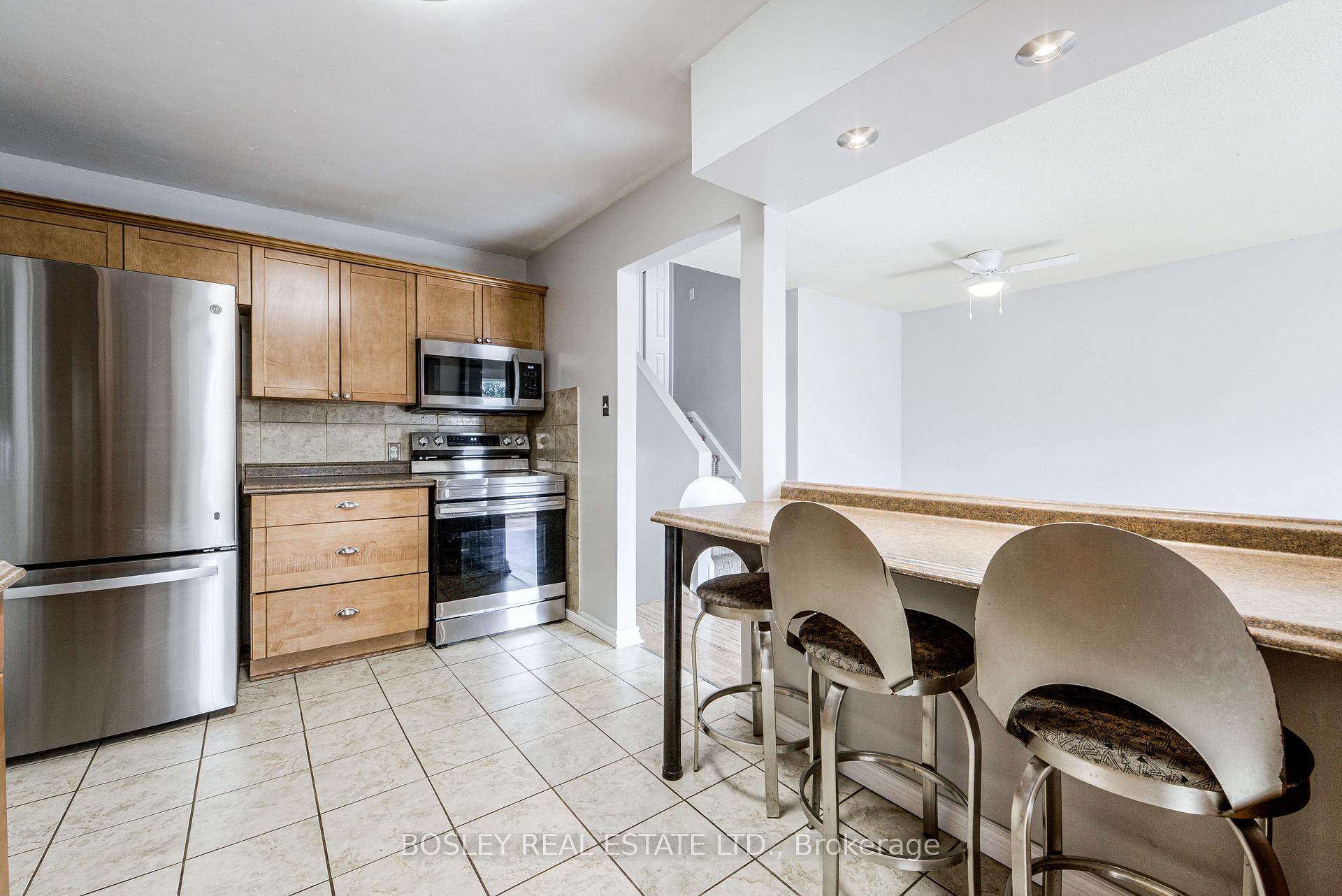 Photo 7 of 46 Austen Lane, Barrie, Letitia Heights — HOMEH