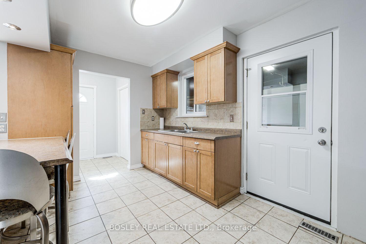 Photo 9 of 46 Austen Lane, Barrie, Letitia Heights — HOMEH