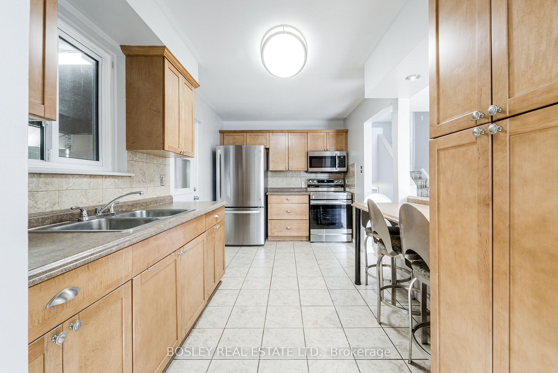 Photo 6 of 46 Austen Lane, Barrie, Letitia Heights — HOMEH