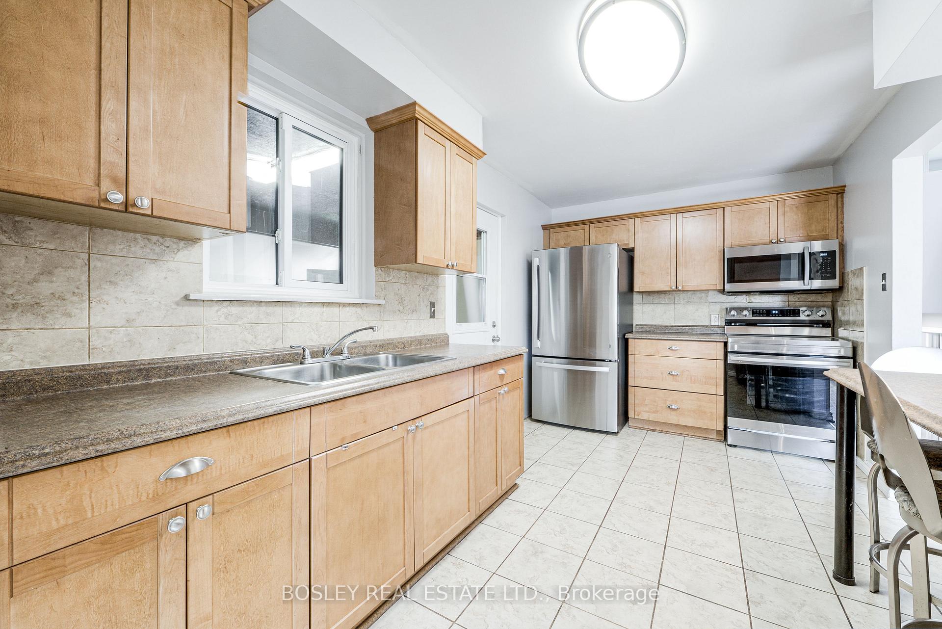 Photo 12 of 46 Austen Lane, Barrie, Letitia Heights — HOMEH