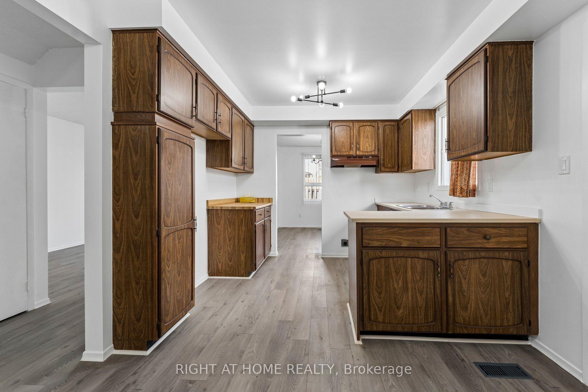 Photo 17 of 77 Morton Way, Brampton, Fletcher's West — HOMEH