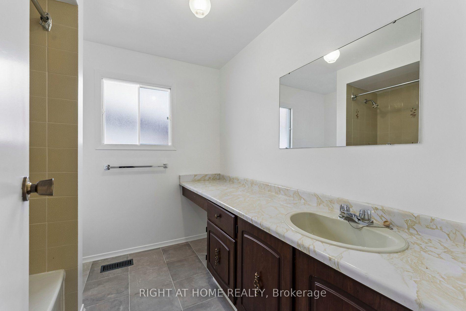 Photo 29 of 77 Morton Way, Brampton, Fletcher's West — HOMEH