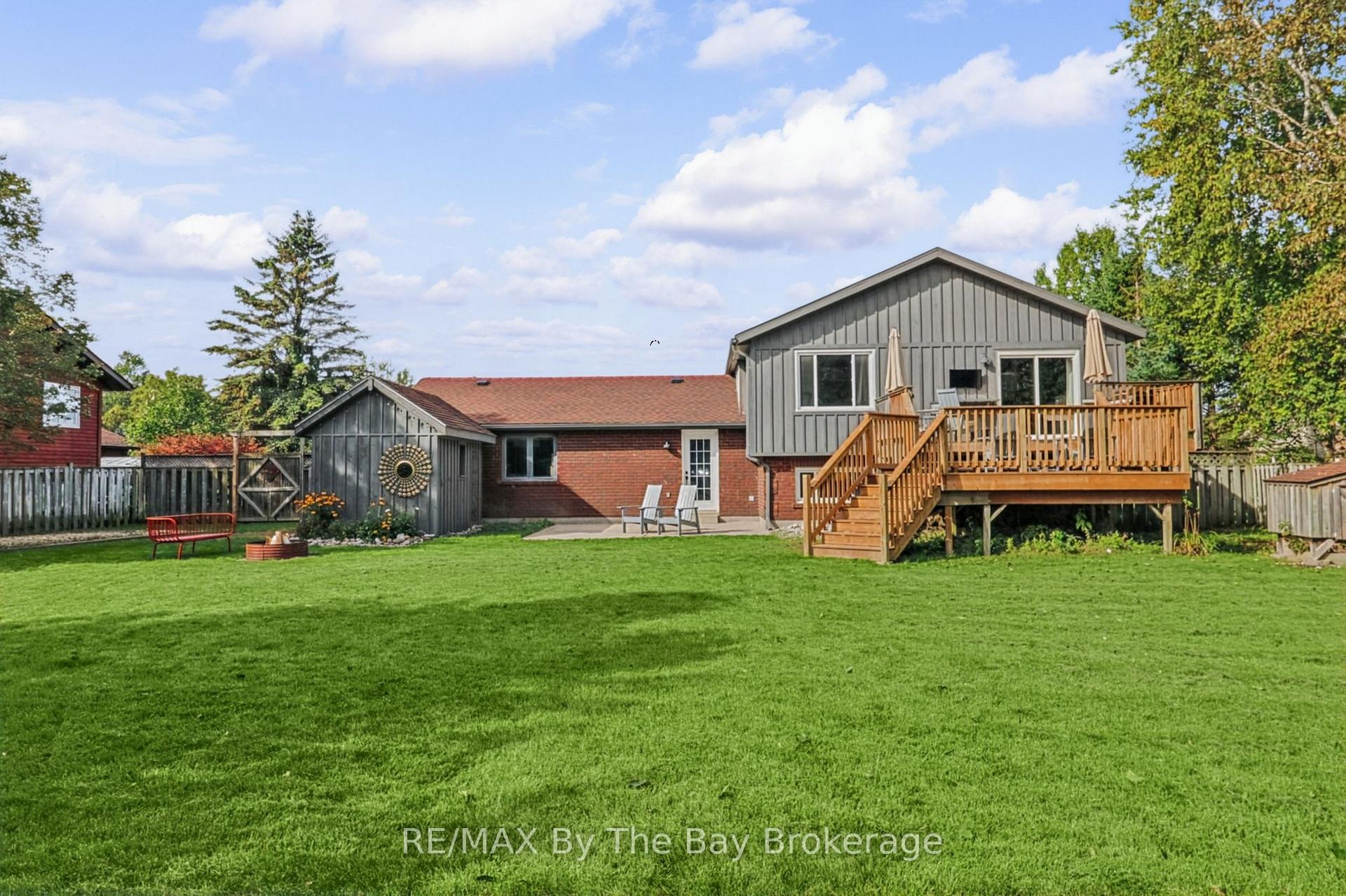 Photo 4 of 2 Red Oak Drive, Wasaga Beach — HOMEH
