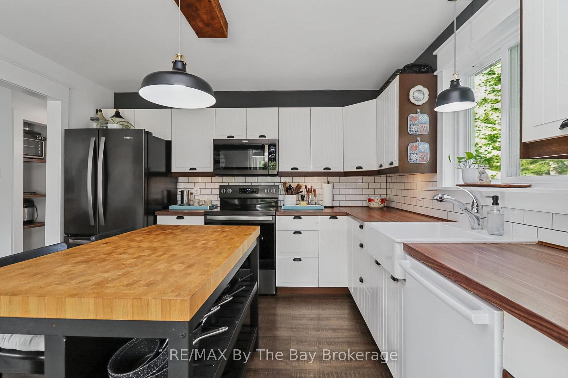 Photo 6 of 2 Red Oak Drive, Wasaga Beach — HOMEH