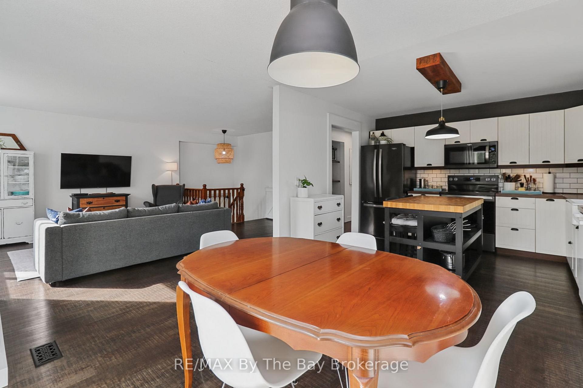 Photo 24 of 2 Red Oak Drive, Wasaga Beach — HOMEH