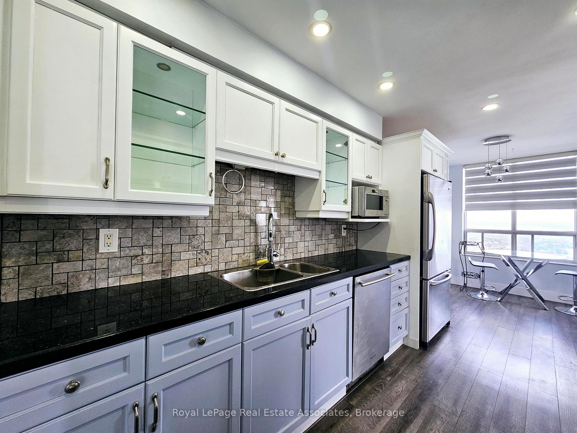Photo 4 of Unit 2425, 25 Kingsbridge Garden Circle, Mississauga, Hurontario — HOMEH