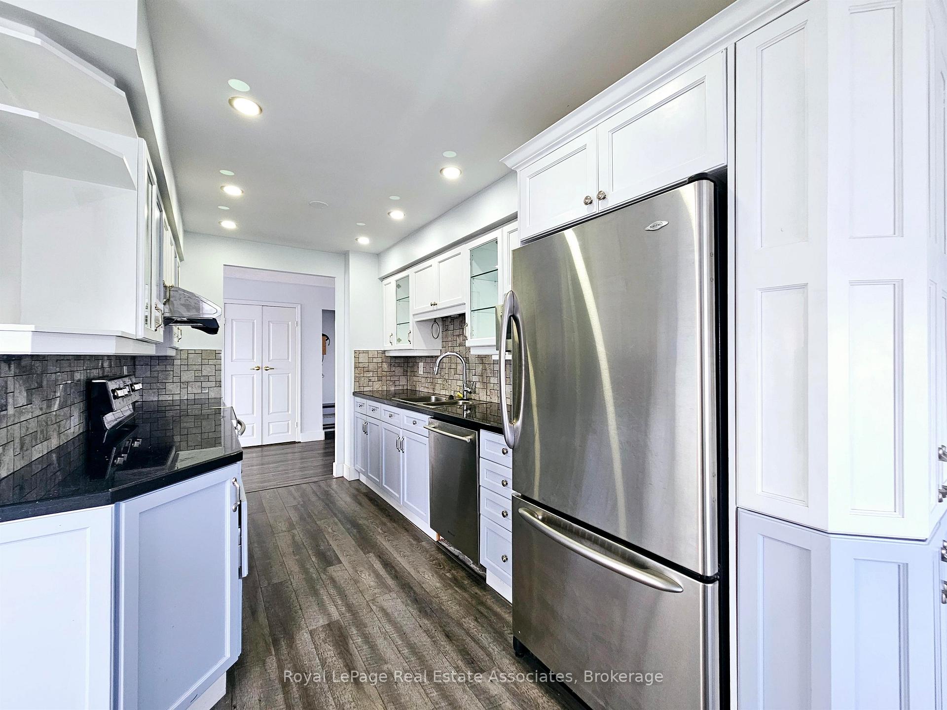 Photo 5 of Unit 2425, 25 Kingsbridge Garden Circle, Mississauga, Hurontario — HOMEH