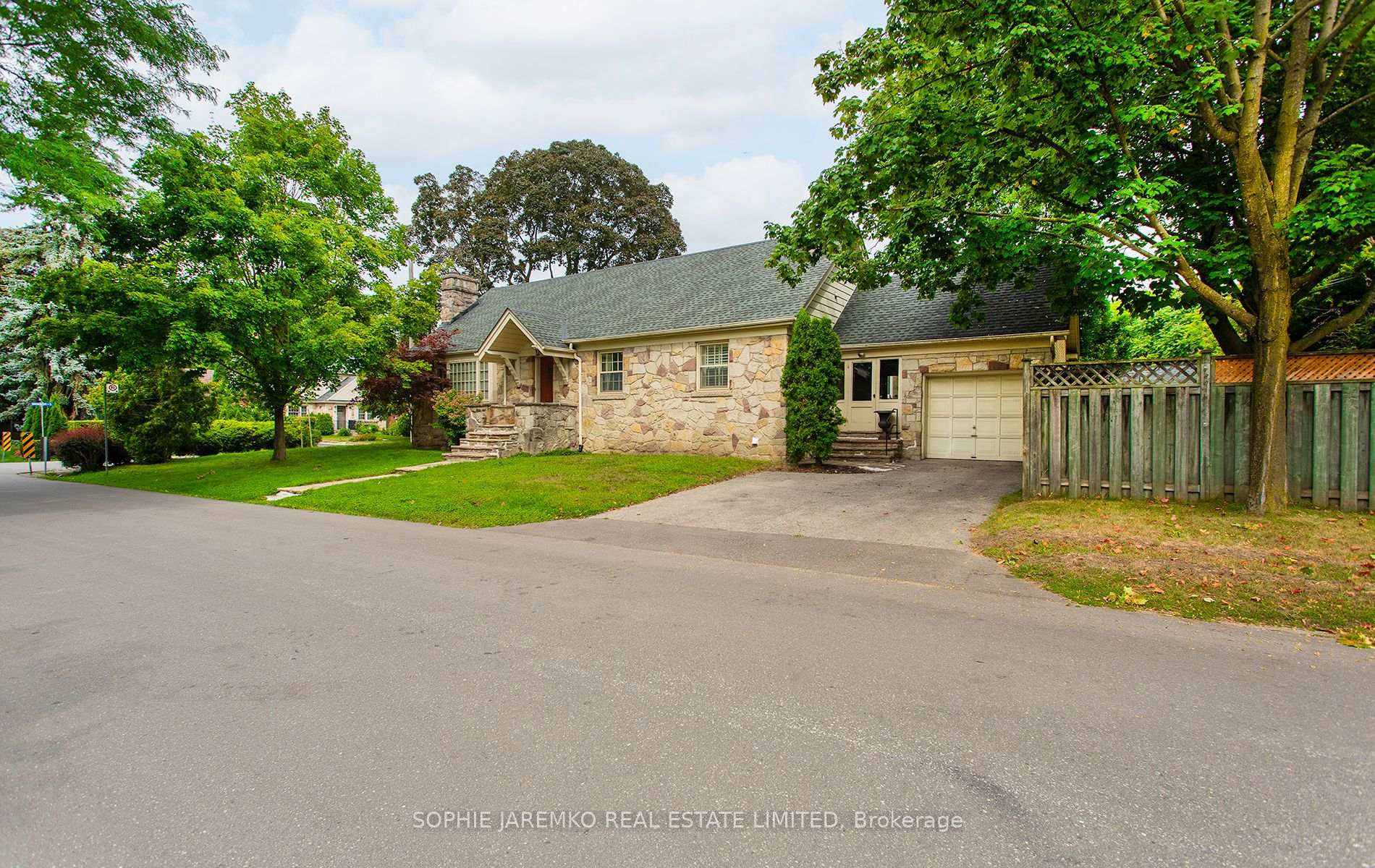 Front of 85 Brentwood Road S