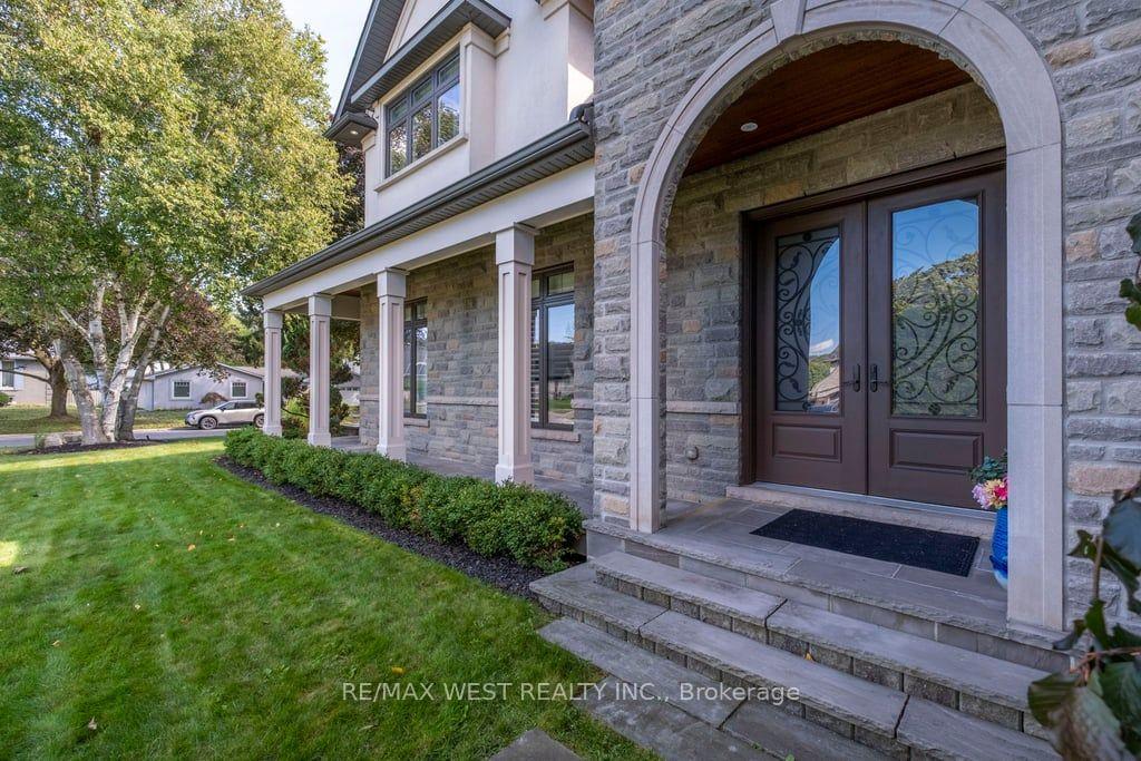 Photo 3 of 4053 Apple Valley Lane, Burlington, Shoreacres — HOMEH