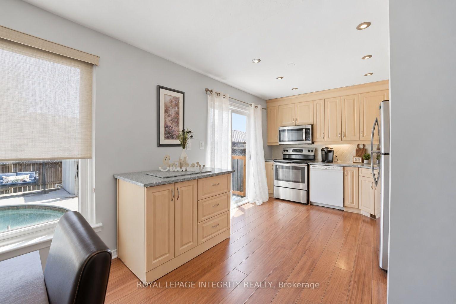 Photo 4 of 776 Vinette Crescent, Ottawa, Chatelaine Village — HOMEH