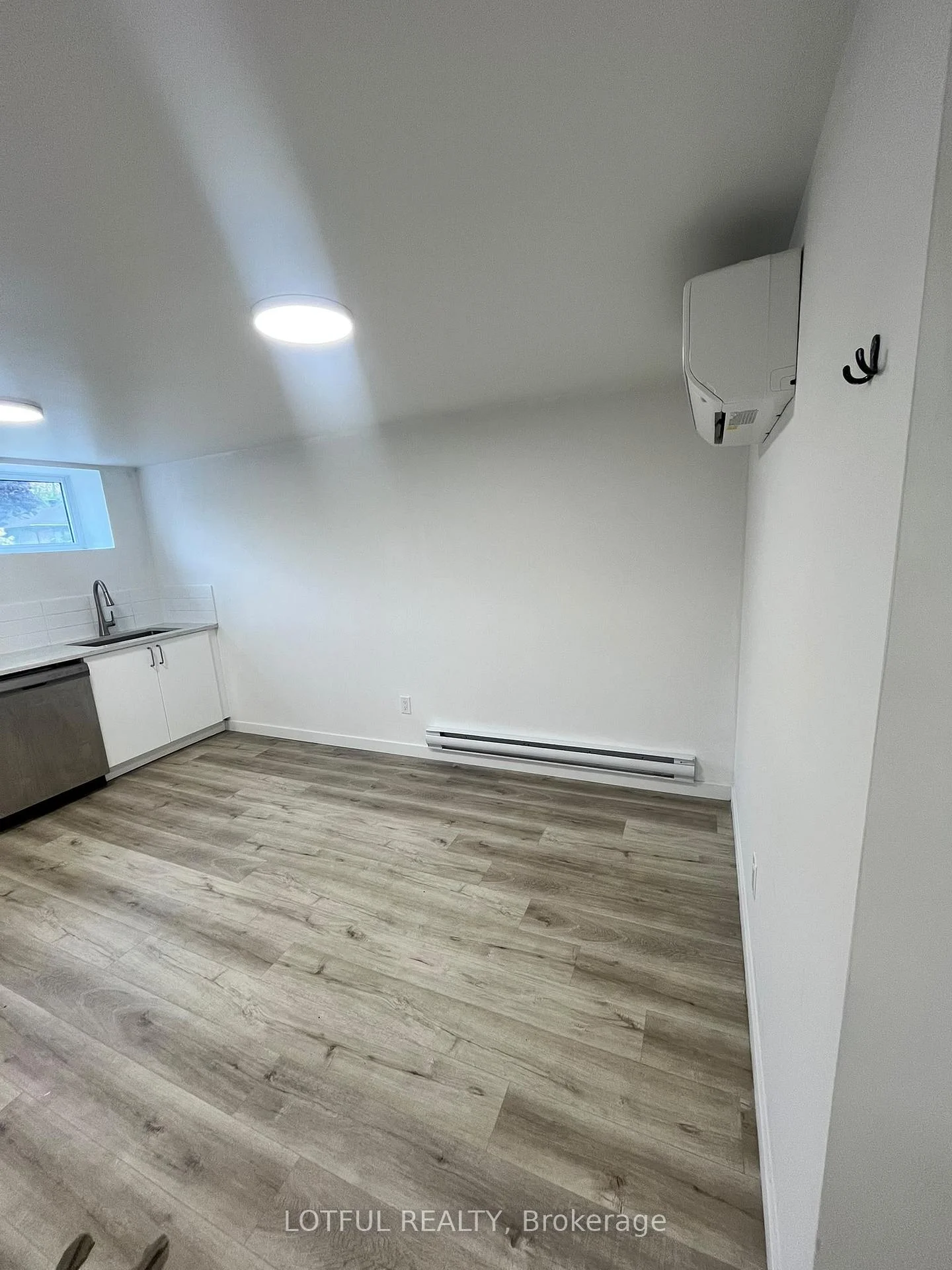 Photo 13 of Unit B, 907 Smyth Road, Ottawa, Elmvale Acres — HOMEH