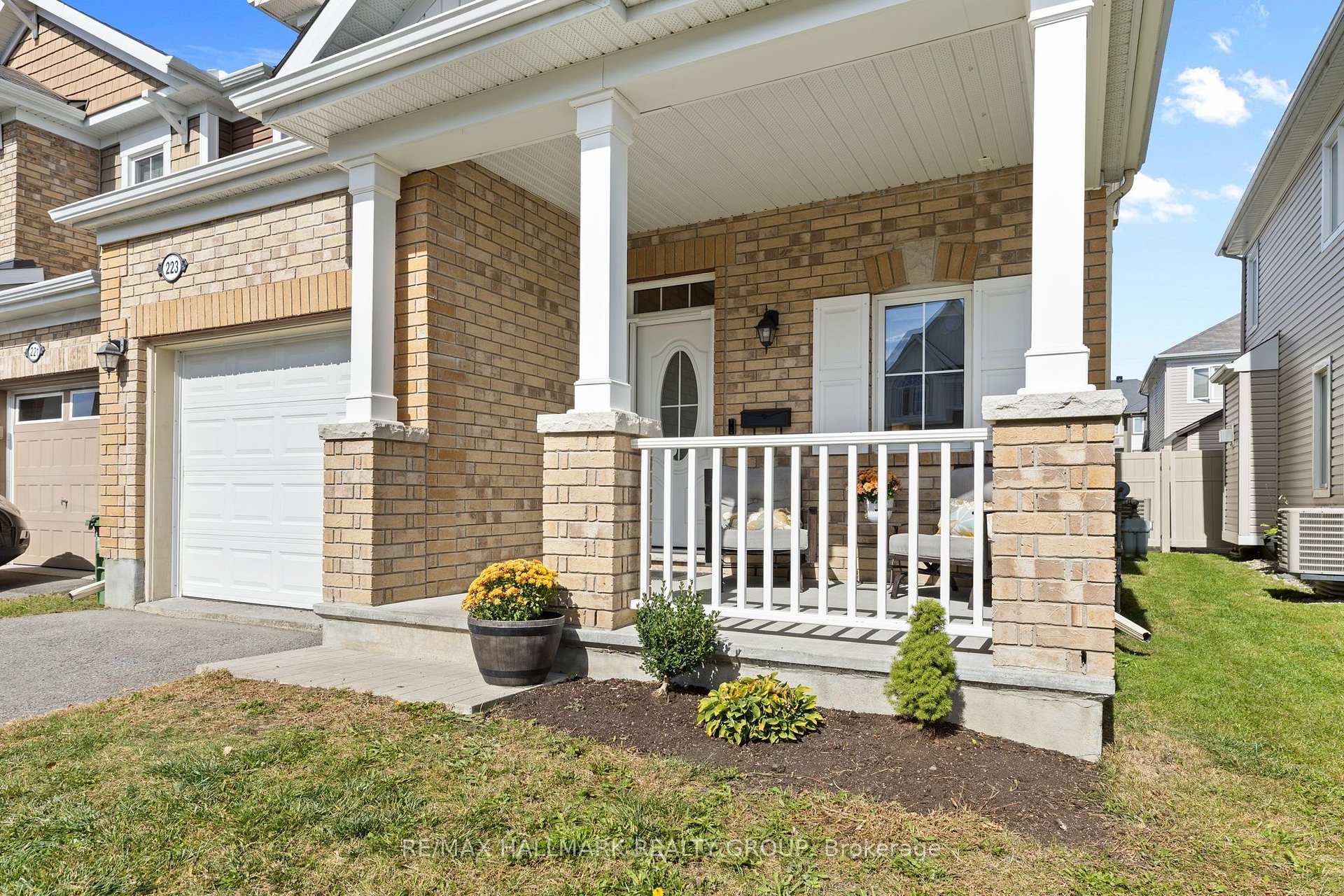 Photo 2 of 223 Serra Ridge, Ottawa, Notting Hill/Summerside — HOMEH
