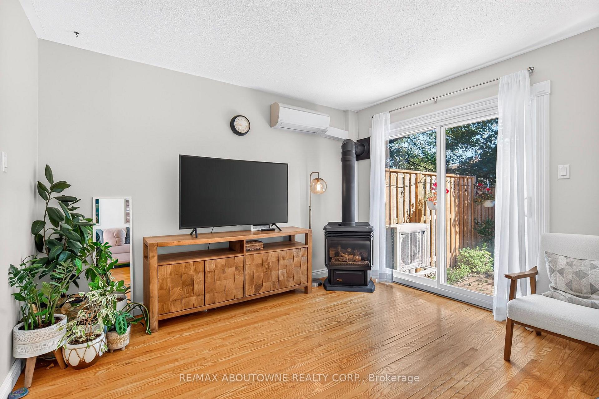 Photo 5 of Unit 9, 1517 Elm Road, Oakville, College Park — HOMEH