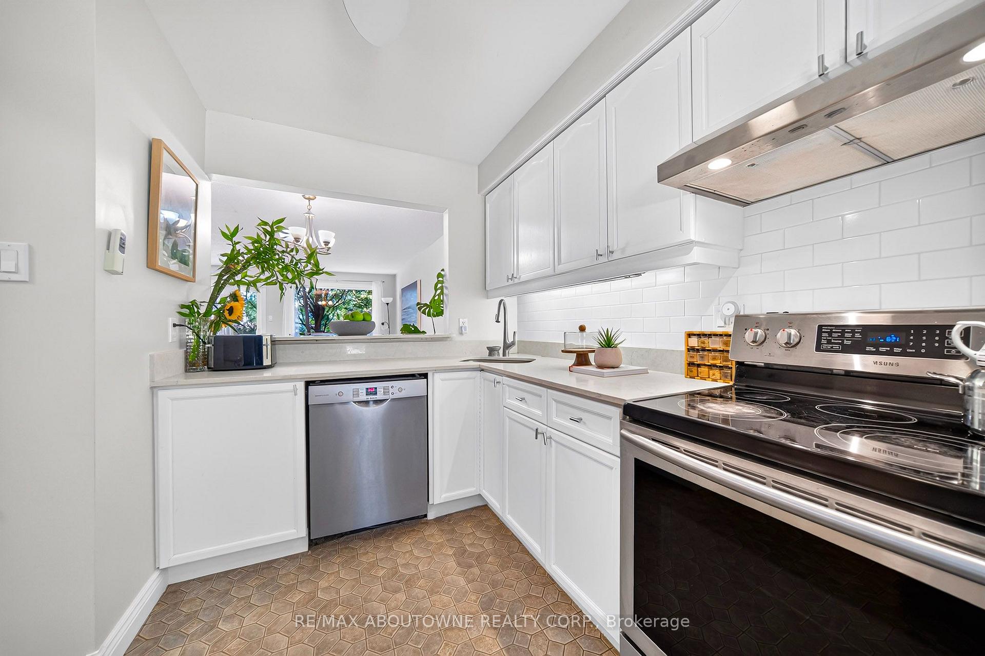 Photo 8 of Unit 9, 1517 Elm Road, Oakville, College Park — HOMEH