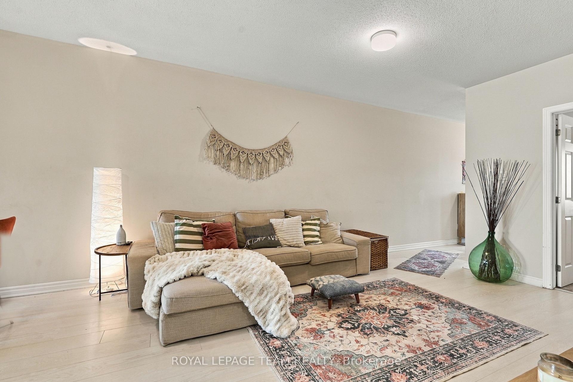 Photo 7 of 807 Nautilus Private, Ottawa, Kanata - Emerald Meadows/Trailwest — HOMEH