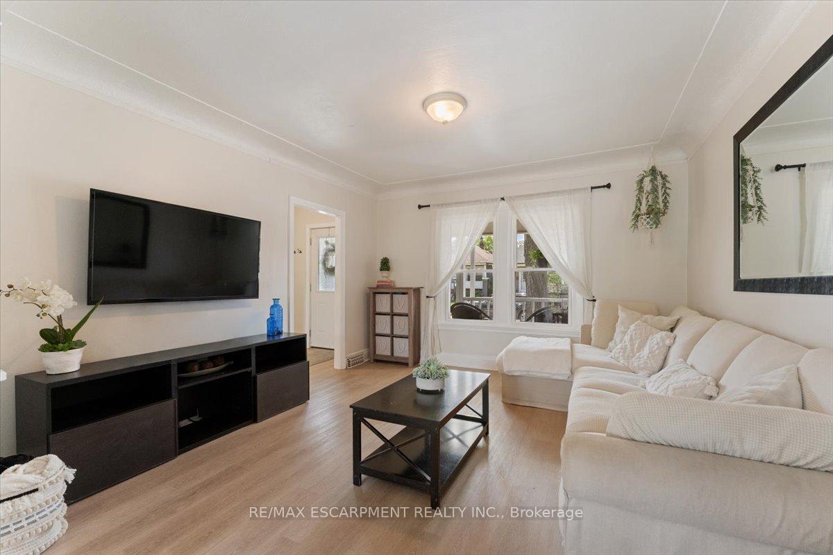Photo 9 of 17 Craigmiller Avenue, Hamilton, Crown Point — HOMEH