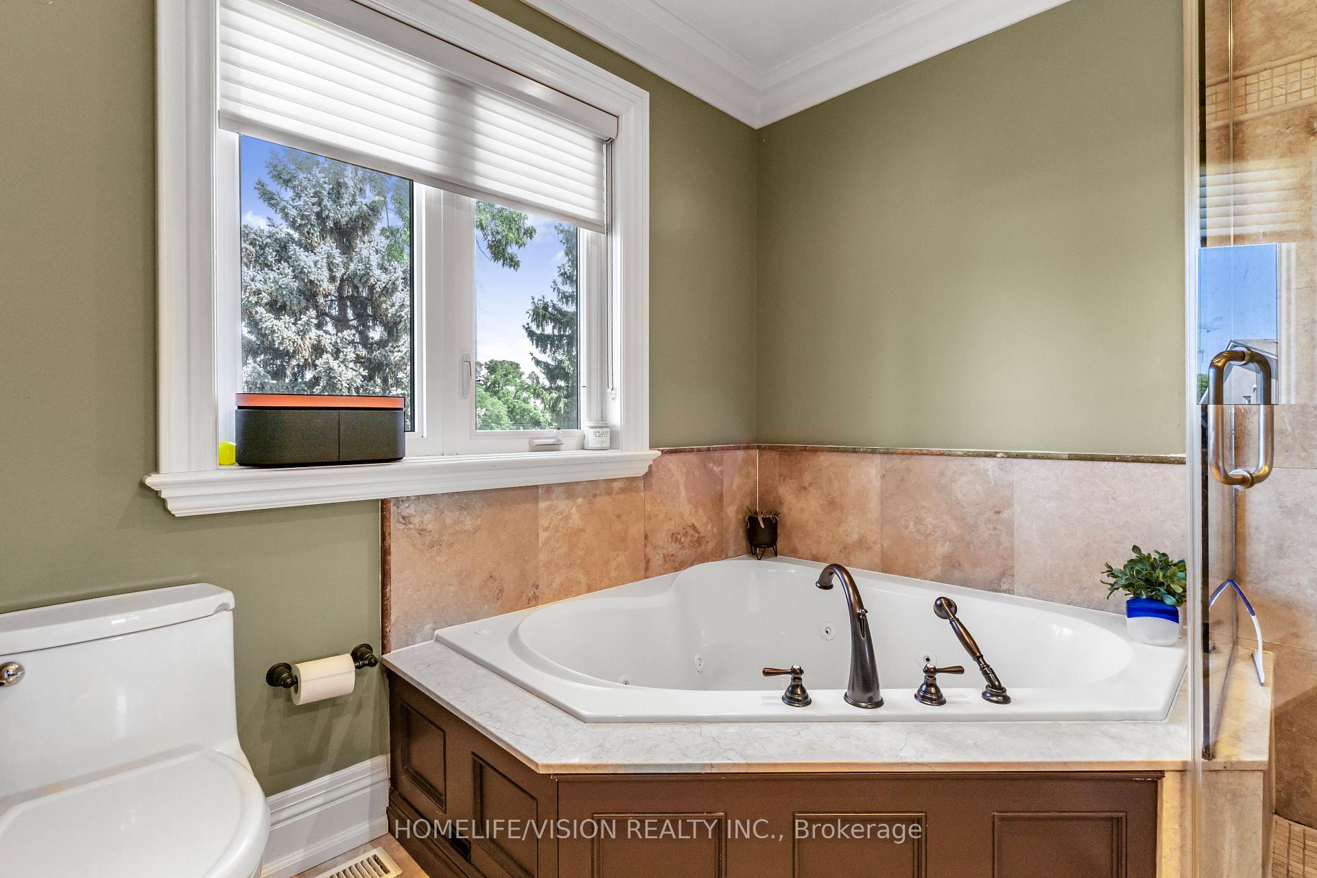 Photo 18 of 80 North Heights Road, Etobicoke, Princess-Rosethorn — HOMEH