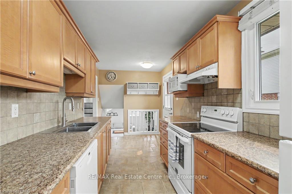 Photo 3 of 484B Red Fox Drive, Waterloo, Colonial Acres — HOMEH