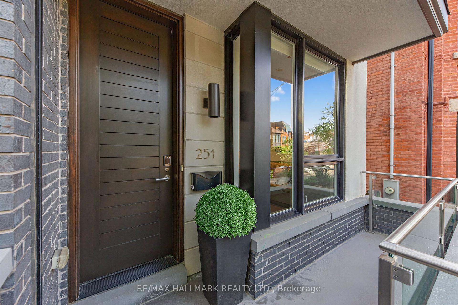 Photo 2 of 251 Roxton Road, Toronto, Palmerston-Little Italy — HOMEH
