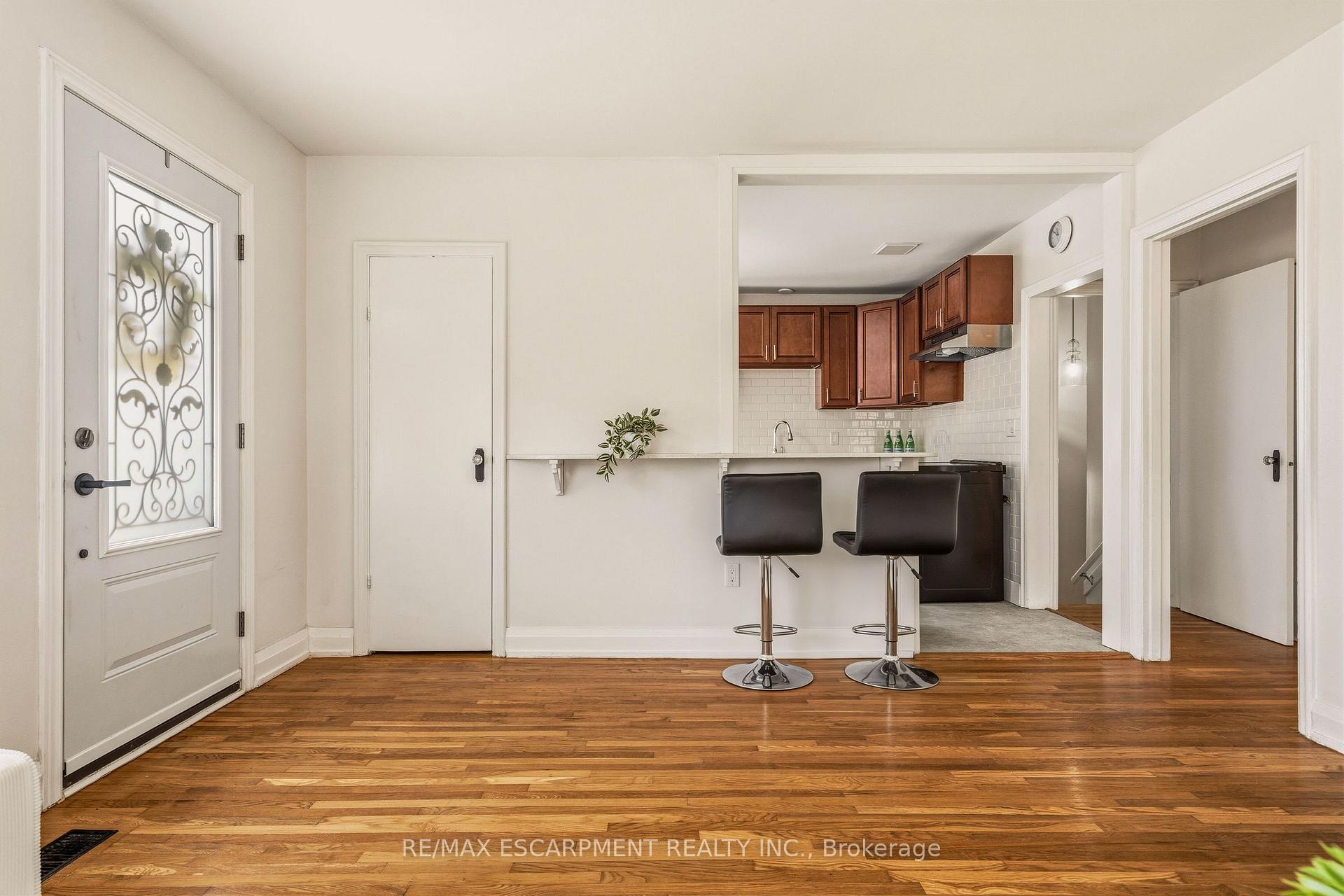 Photo 3 of 31 Cameron Avenue, Hamilton, Dundas — HOMEH