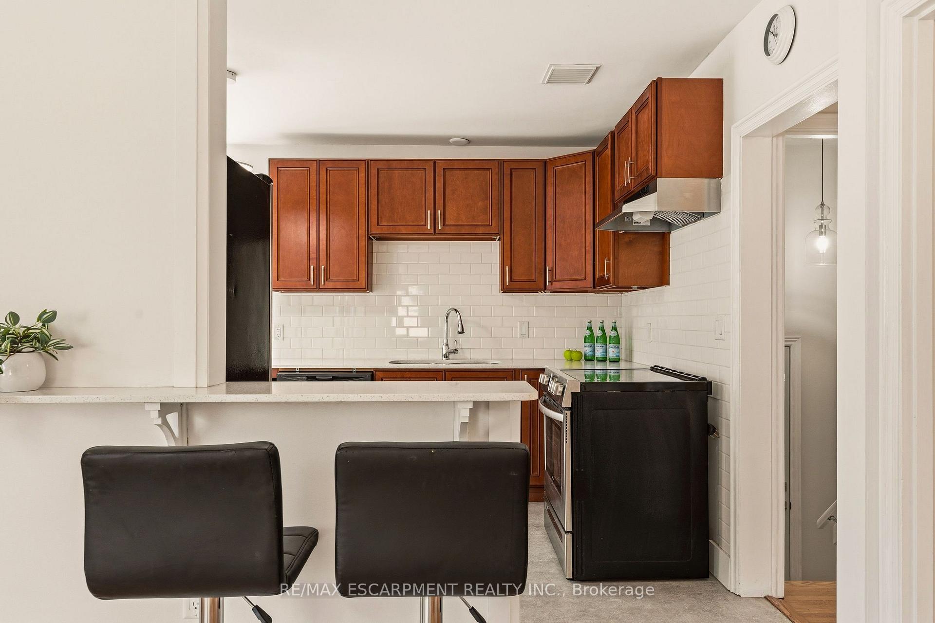 Photo 8 of 31 Cameron Avenue, Hamilton, Dundas — HOMEH