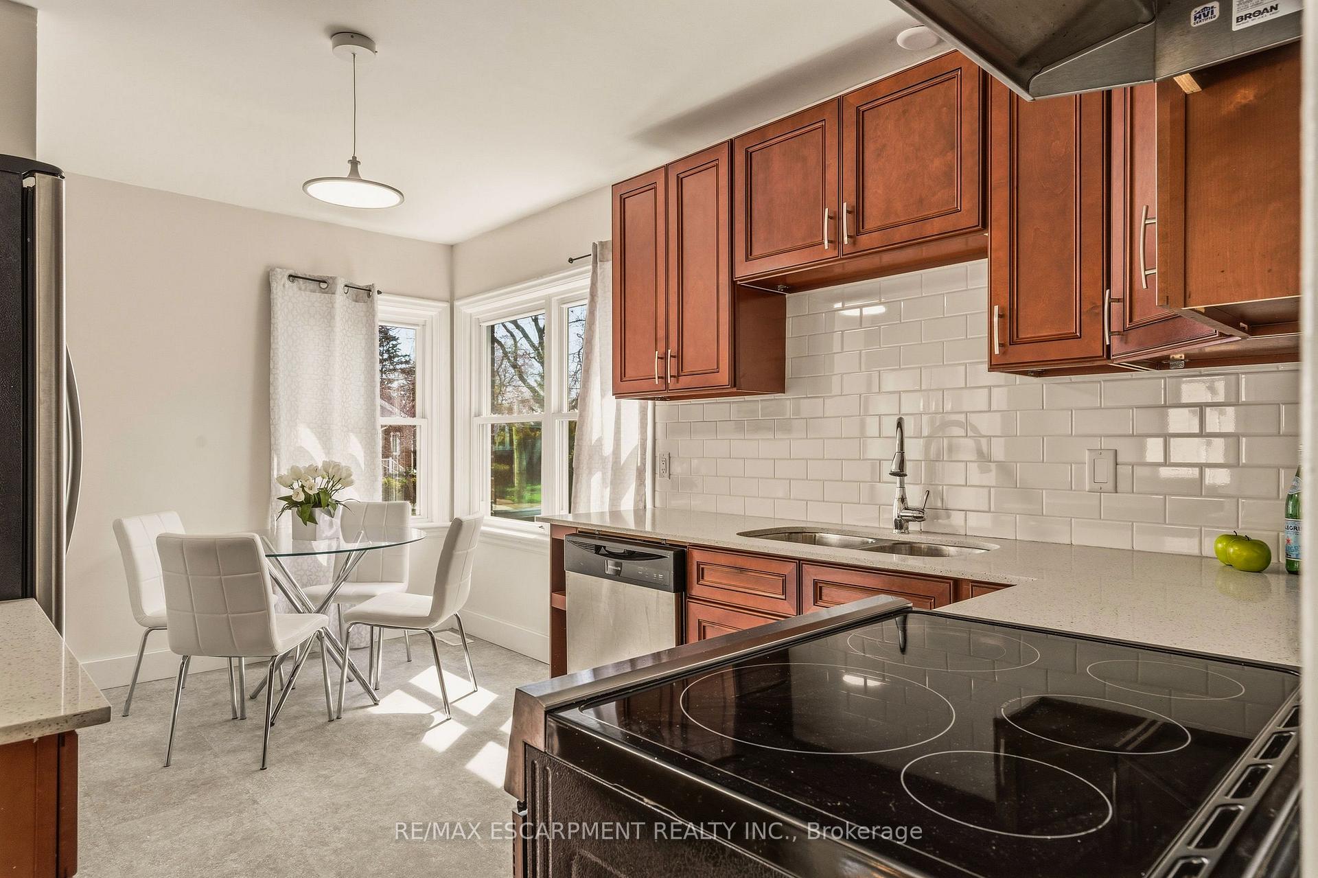 Photo 9 of 31 Cameron Avenue, Hamilton, Dundas — HOMEH