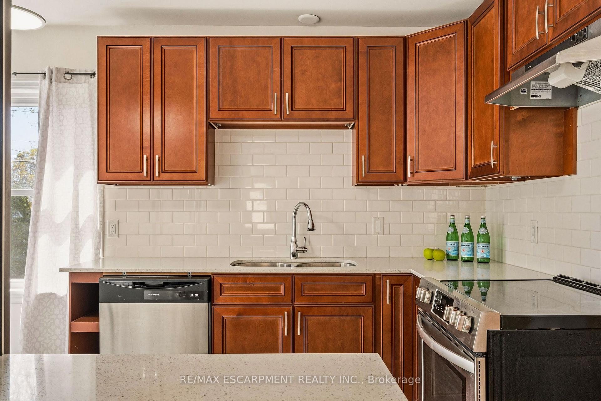 Photo 10 of 31 Cameron Avenue, Hamilton, Dundas — HOMEH