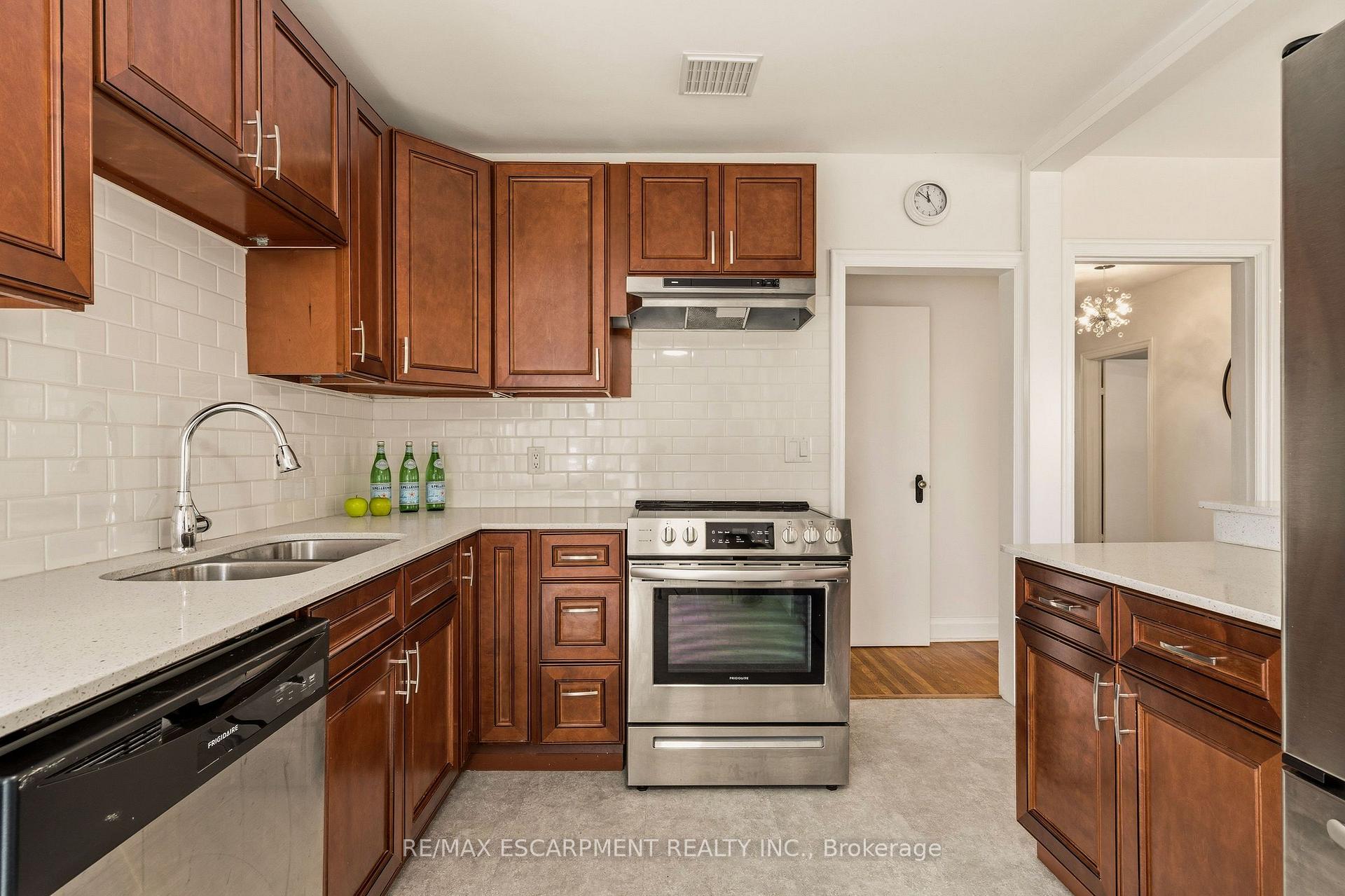 Photo 11 of 31 Cameron Avenue, Hamilton, Dundas — HOMEH