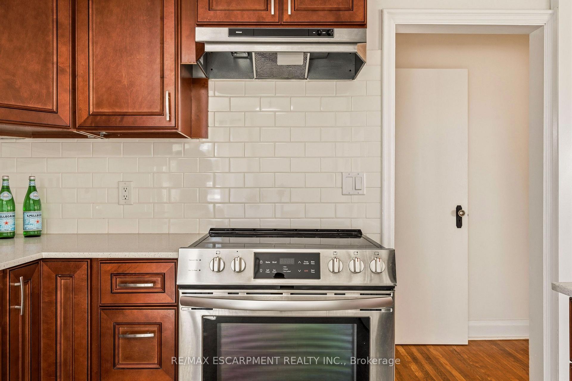 Photo 12 of 31 Cameron Avenue, Hamilton, Dundas — HOMEH
