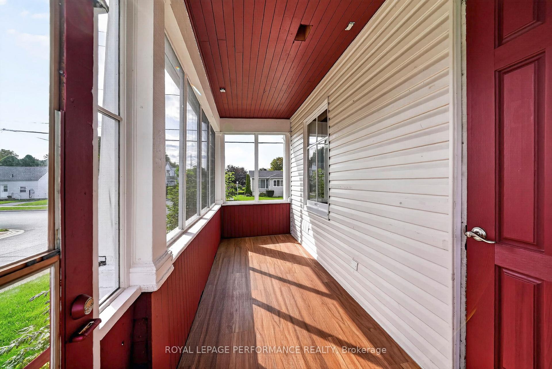 Photo 4 of 139 8th Street W, Cornwall, Cornwall — HOMEH
