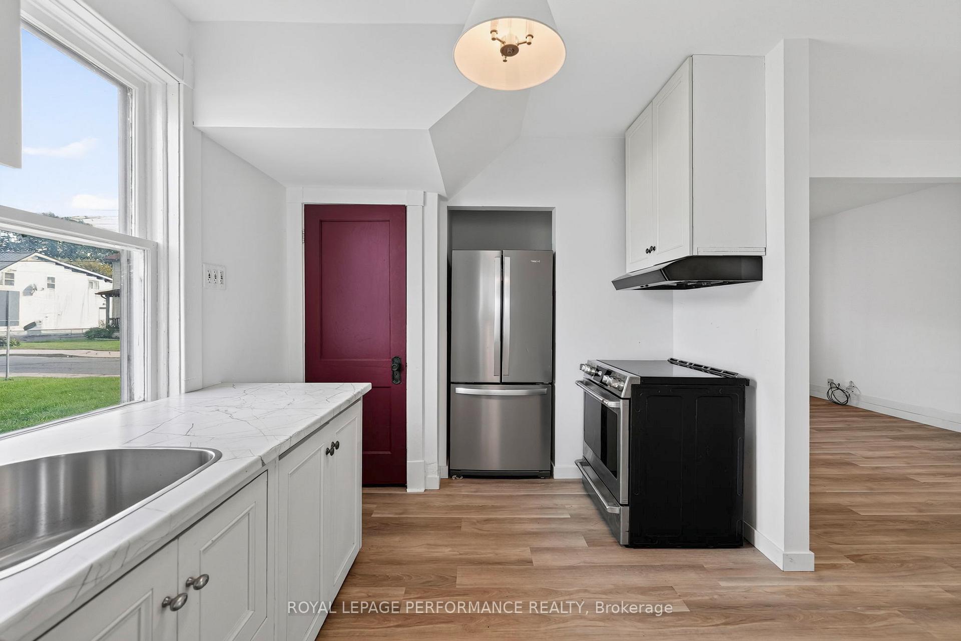 Photo 17 of 139 8th Street W, Cornwall, Cornwall — HOMEH