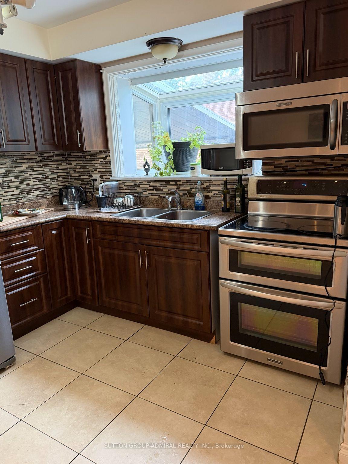 Photo 3 of 237 Zelda Crescent, Richmond Hill, Crosby — HOMEH