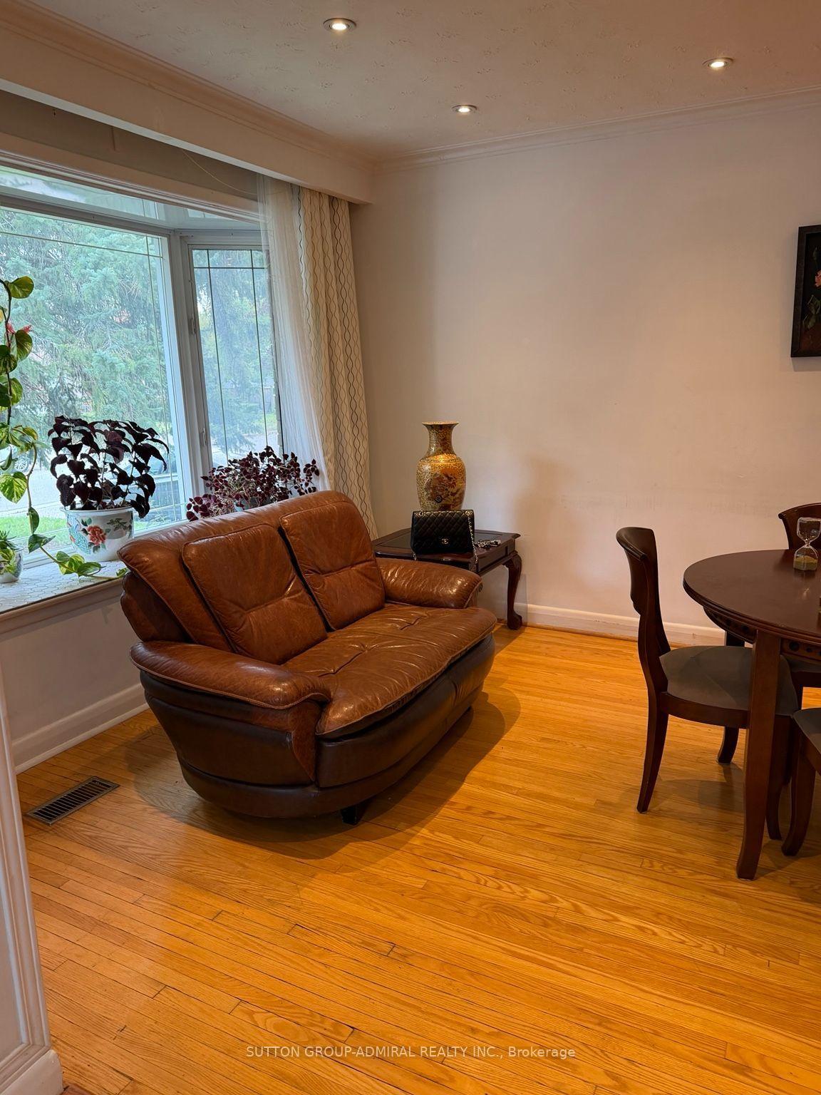 Photo 5 of 237 Zelda Crescent, Richmond Hill, Crosby — HOMEH