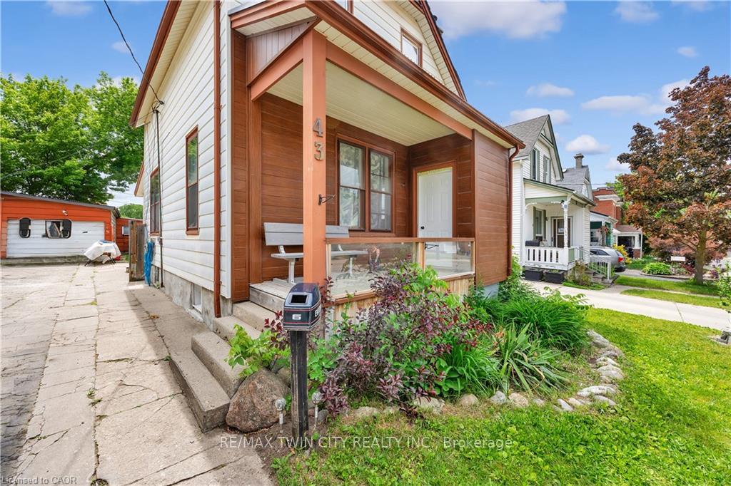 Photo 4 of 43 Henry Street, Kitchener, Cherry Hill — HOMEH
