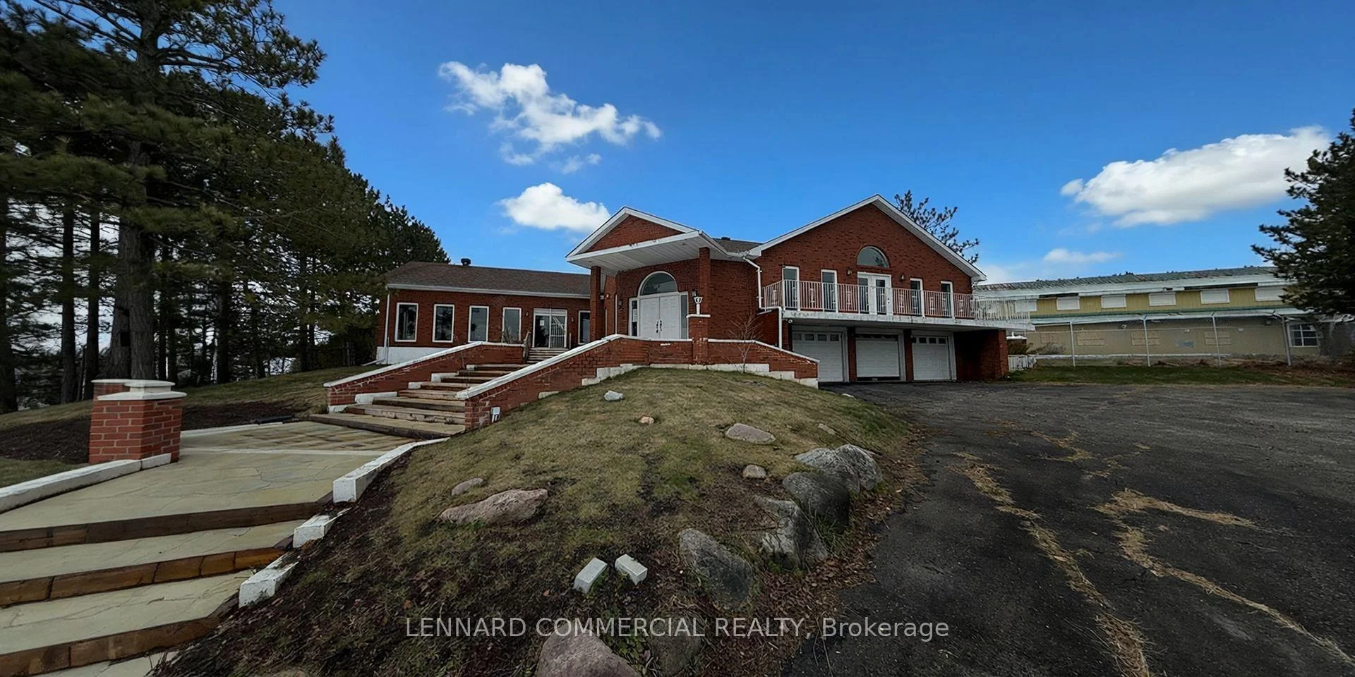 Photo of 8411 Russell Road