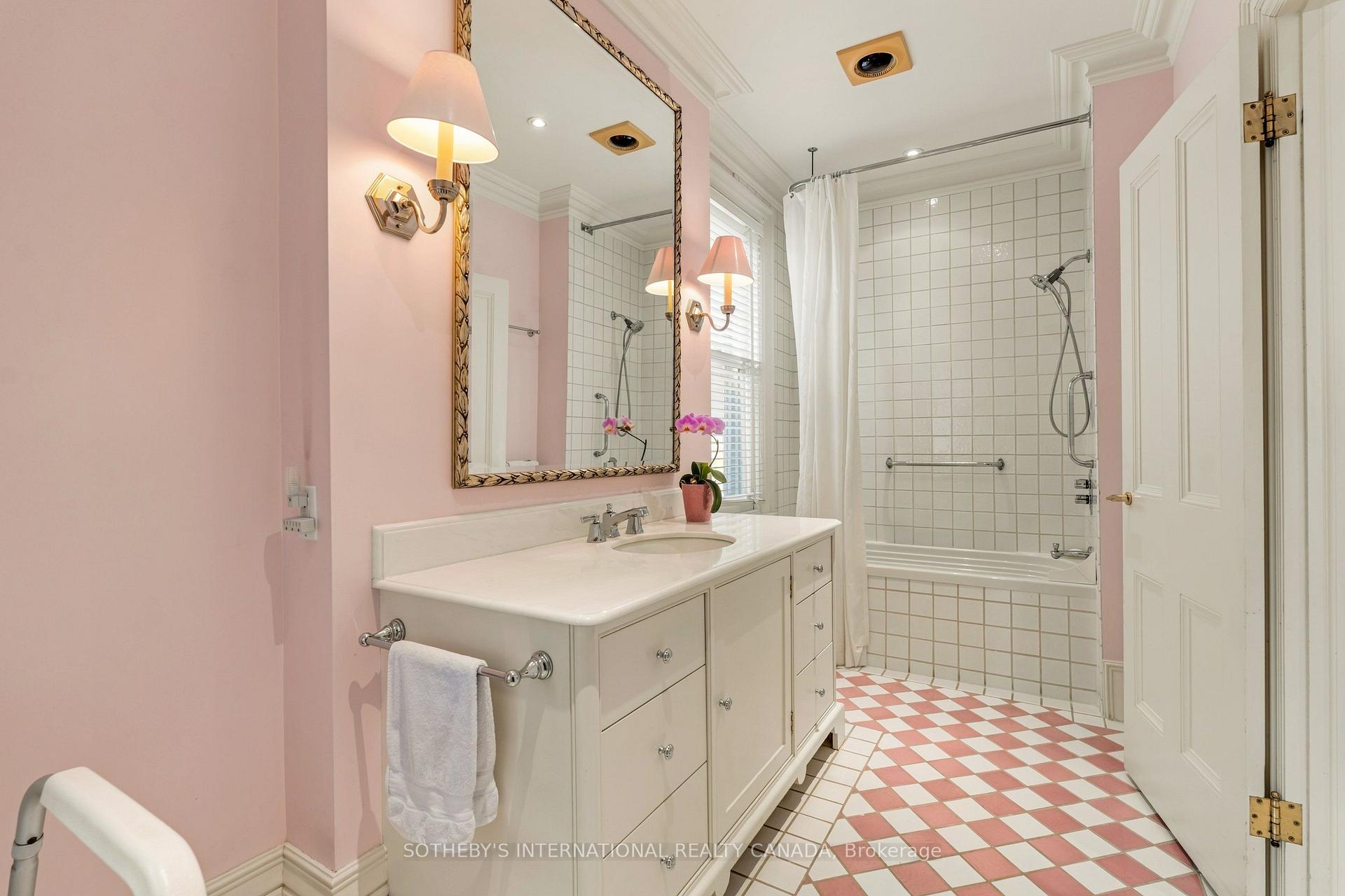 Photo 14 of 135 Roxborough Street E, Toronto, Rosedale-Moore Park — HOMEH