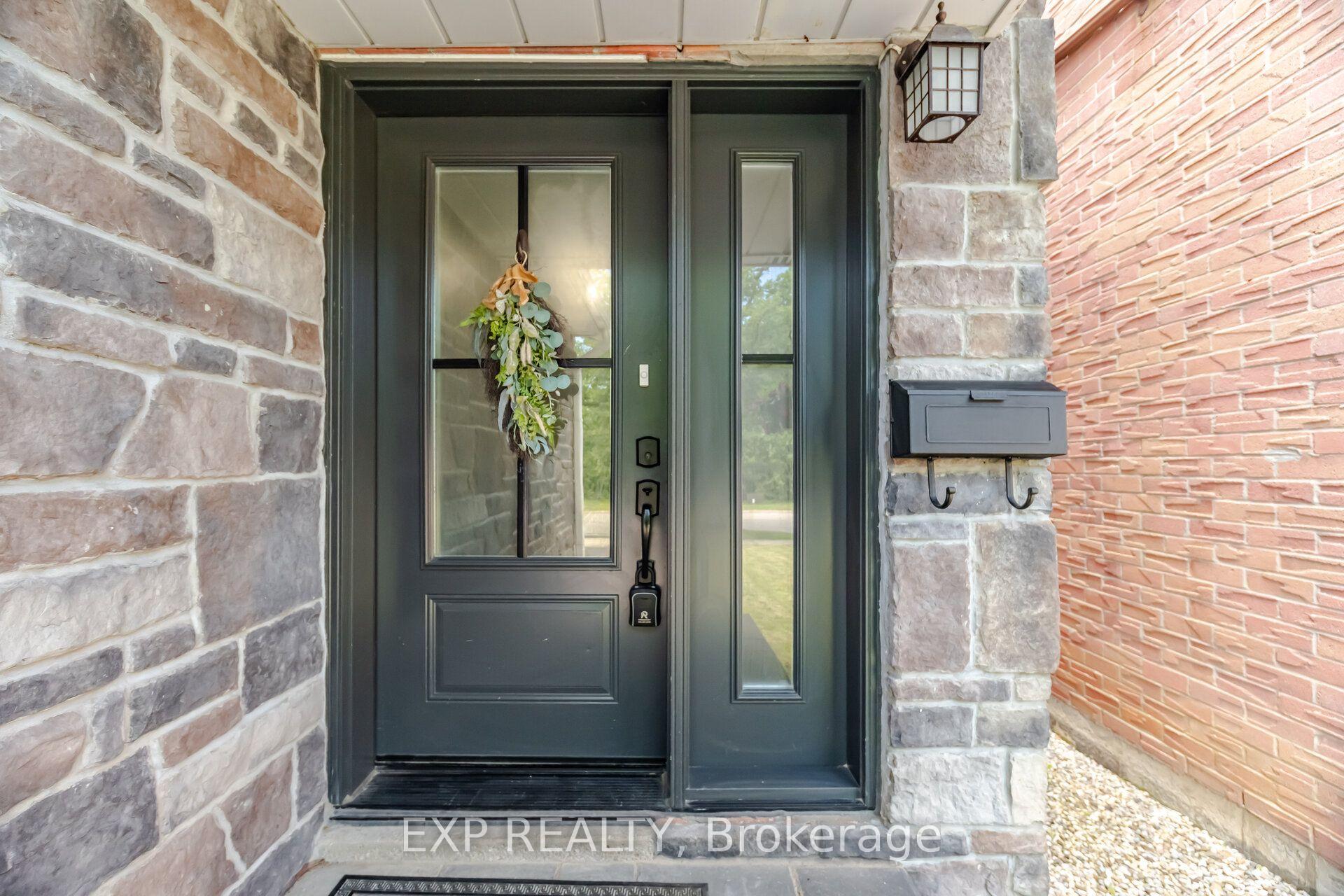 Photo 4 of 14 Royal Palm Drive, Brampton, Heart Lake East — HOMEH