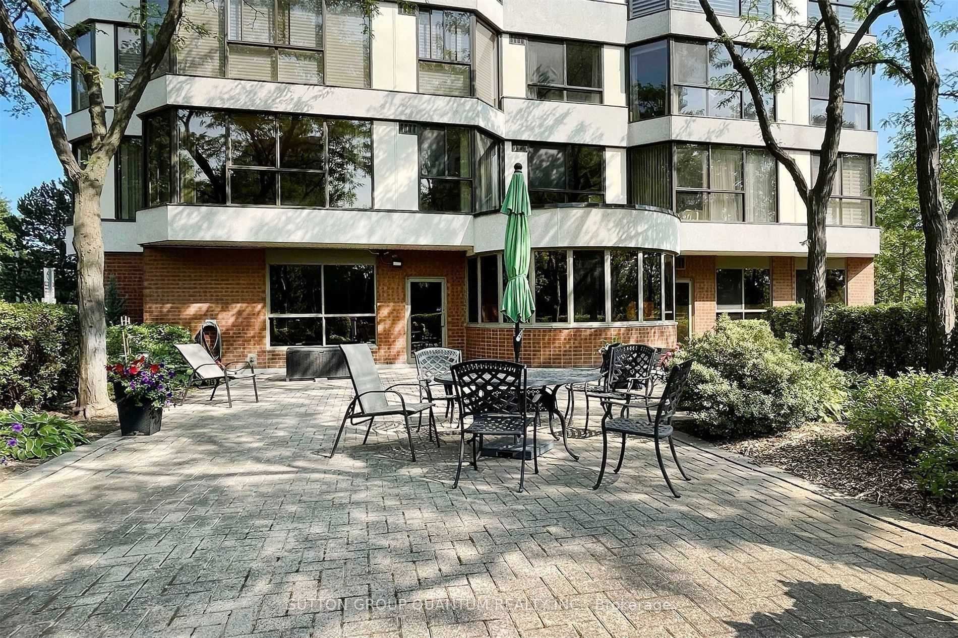 Photo 3 of Unit 403, 1271 Walden Circle, Mississauga, Clarkson — HOMEH