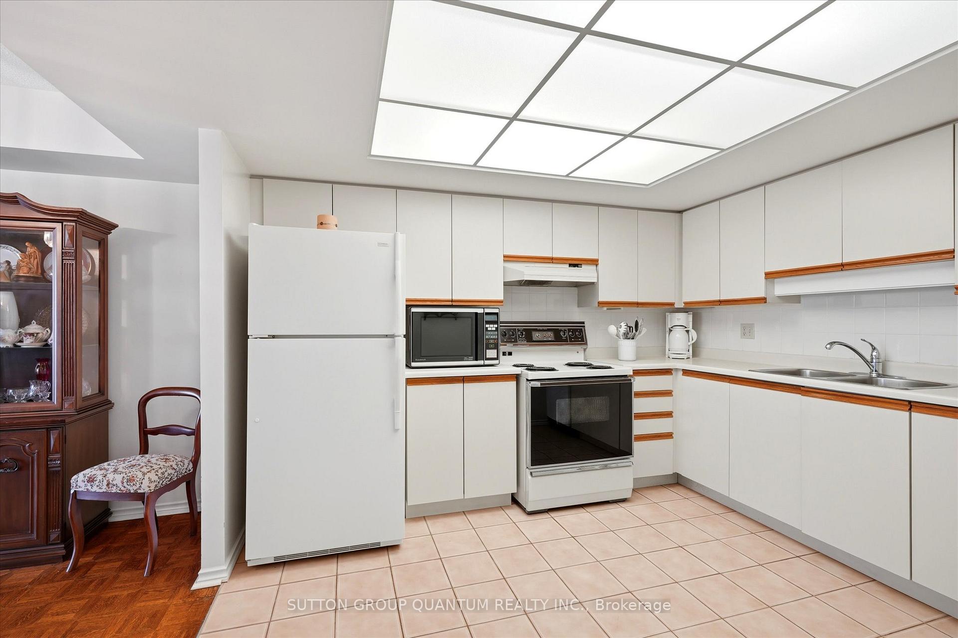 Photo 9 of Unit 403, 1271 Walden Circle, Mississauga, Clarkson — HOMEH