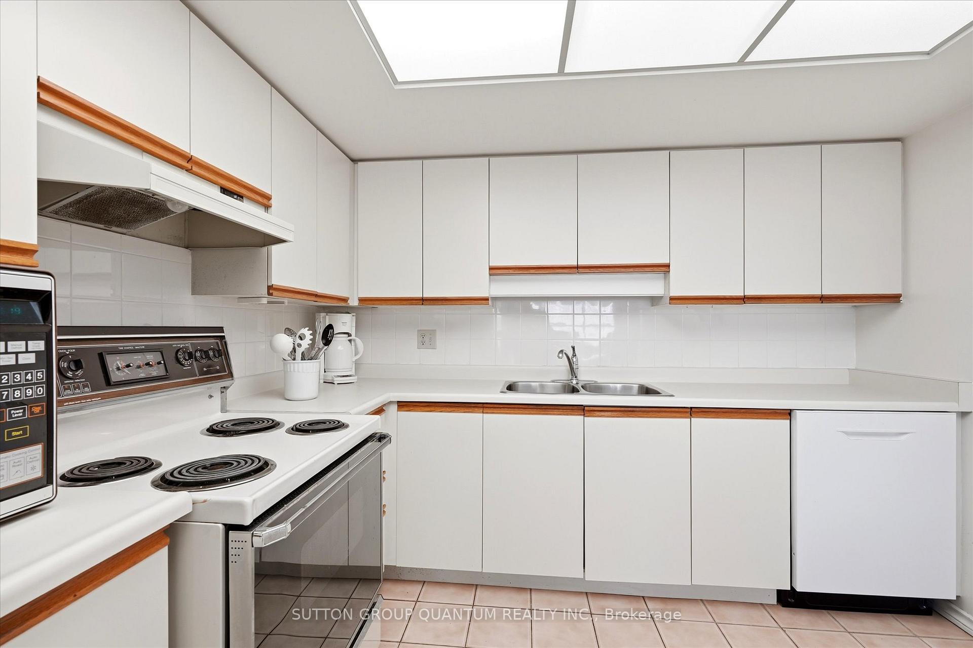 Photo 10 of Unit 403, 1271 Walden Circle, Mississauga, Clarkson — HOMEH