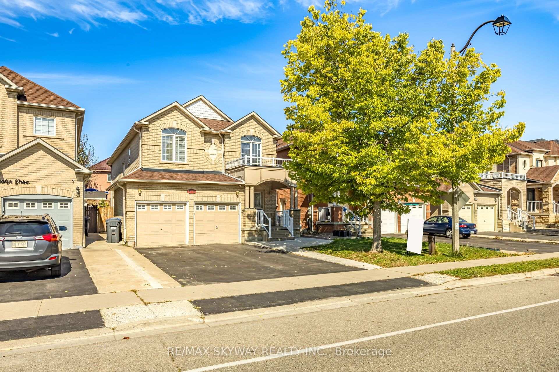 Photo 3 of 46 Don Minaker Drive, Brampton, Bram East — HOMEH