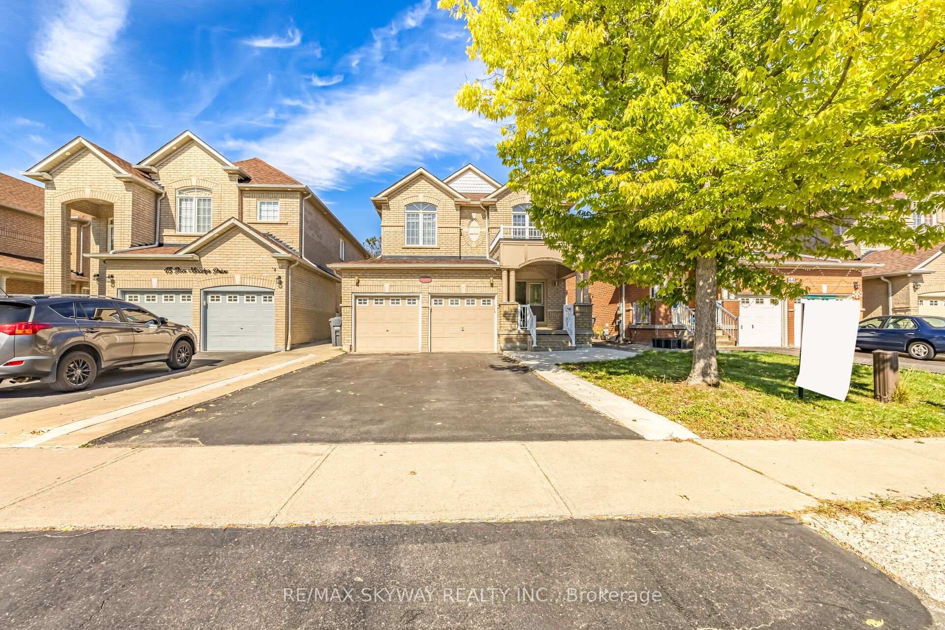 Photo 4 of 46 Don Minaker Drive, Brampton, Bram East — HOMEH