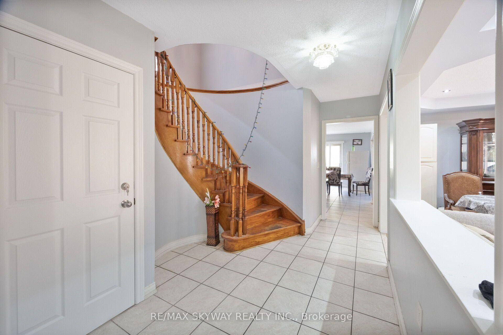 Photo 13 of 46 Don Minaker Drive, Brampton, Bram East — HOMEH